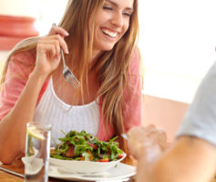 10 Dicas de como comer bem fora de casa para não engordar